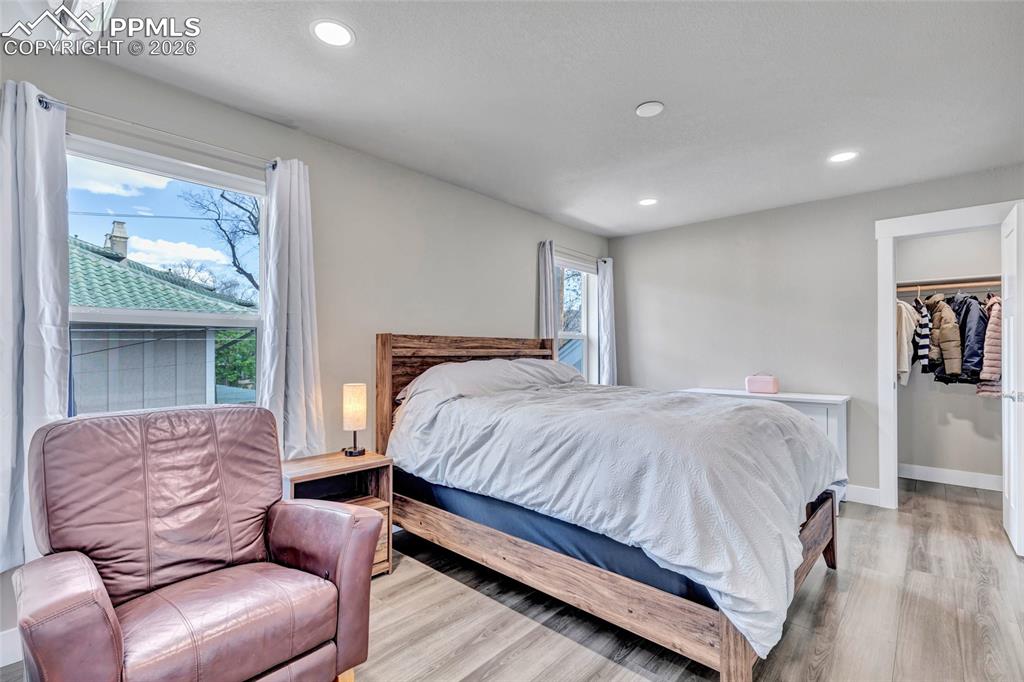 Image 45 of 50: Bedroom