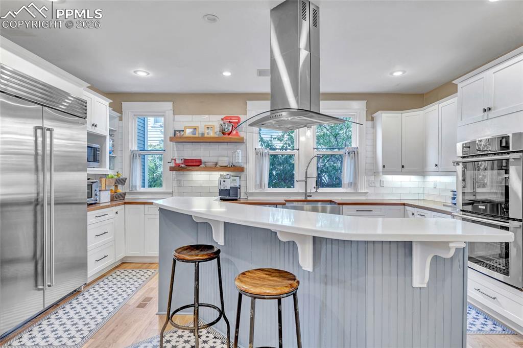 Image 7 of 50: Plenty of space for entertaining