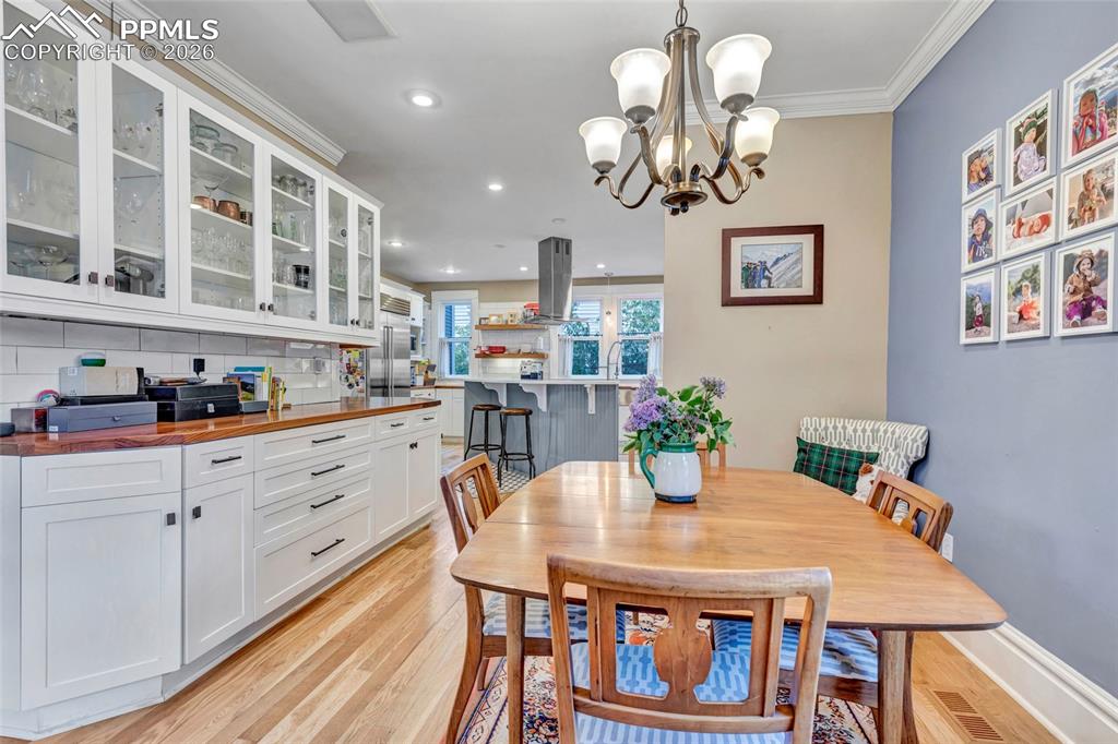 Image 8 of 50: Eat in Kitchen