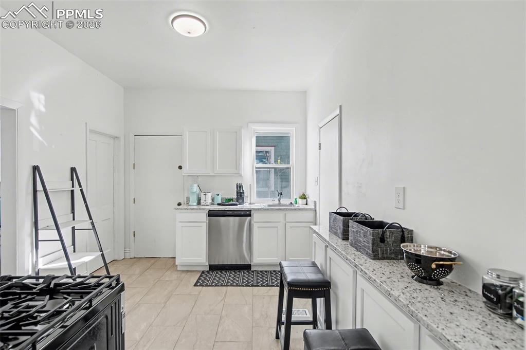 Image 16 of 43: Kitchen