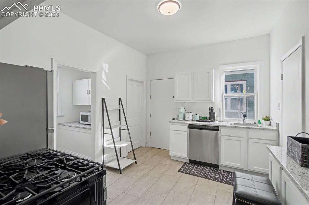 Image 17 of 43: Kitchen