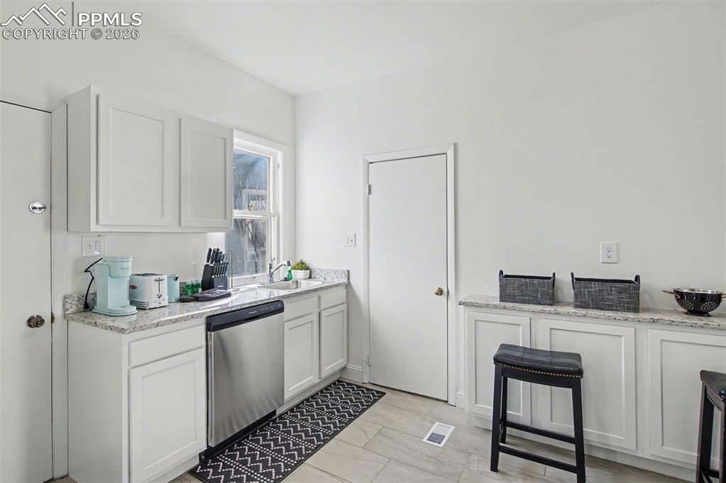 Image 19 of 43: Kitchen