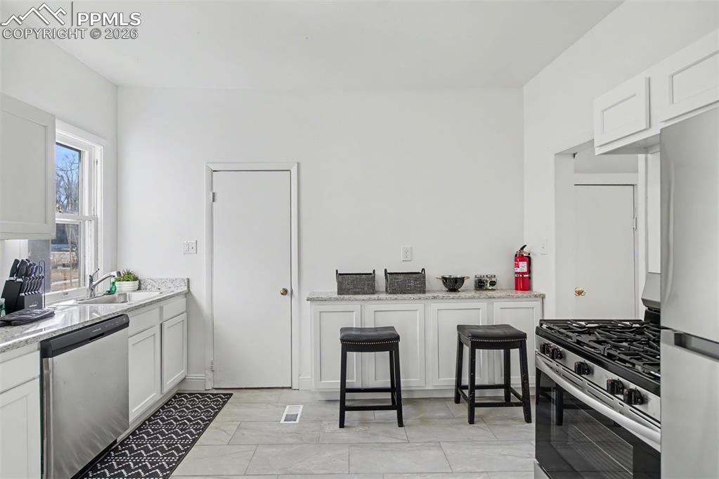 Image 20 of 43: Kitchen