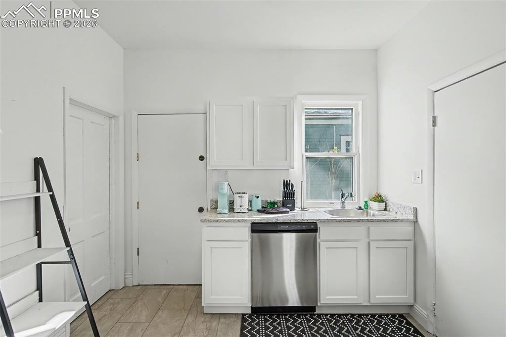 Image 21 of 43: Kitchen