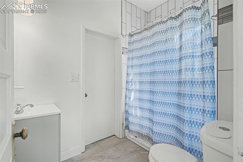 Image 27 of 43: Bathroom