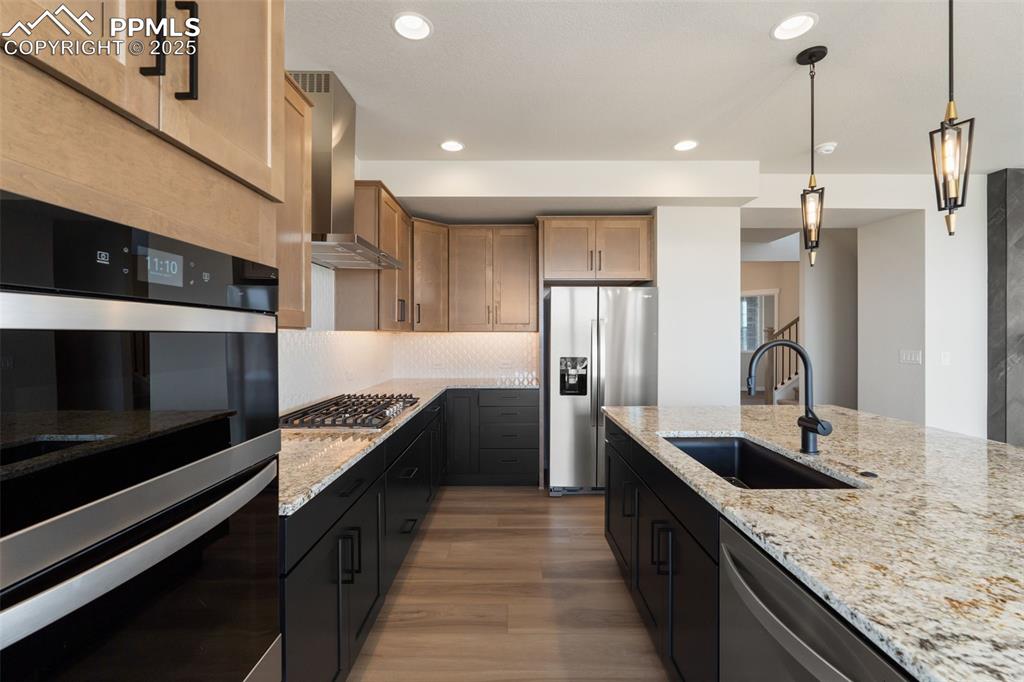 Image 10 of 50: Kitchen