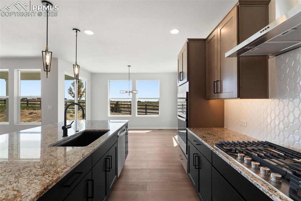 Image 11 of 50: Kitchen