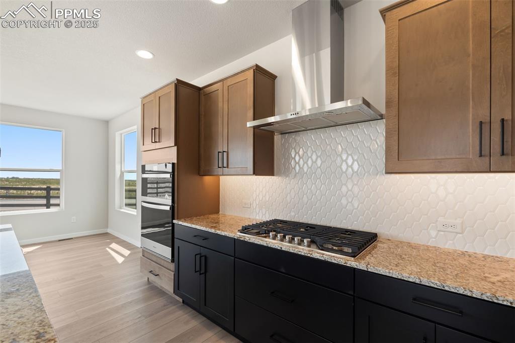 Image 13 of 50: Kitchen