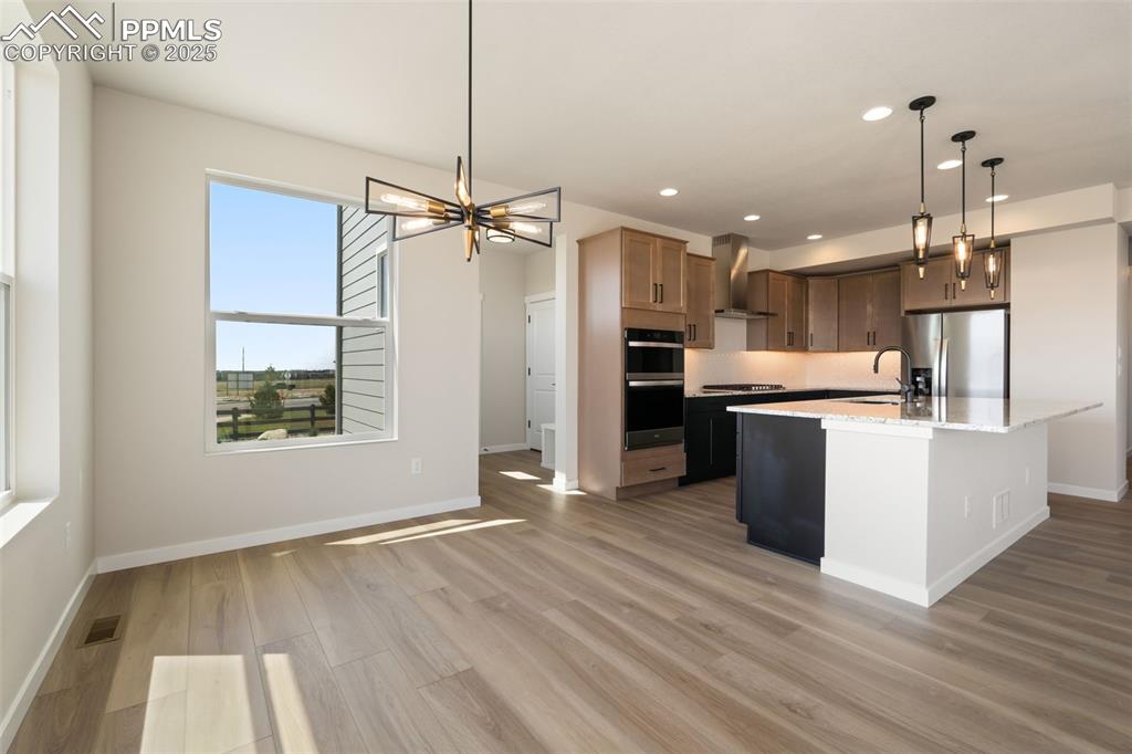 Image 18 of 50: Dining Area