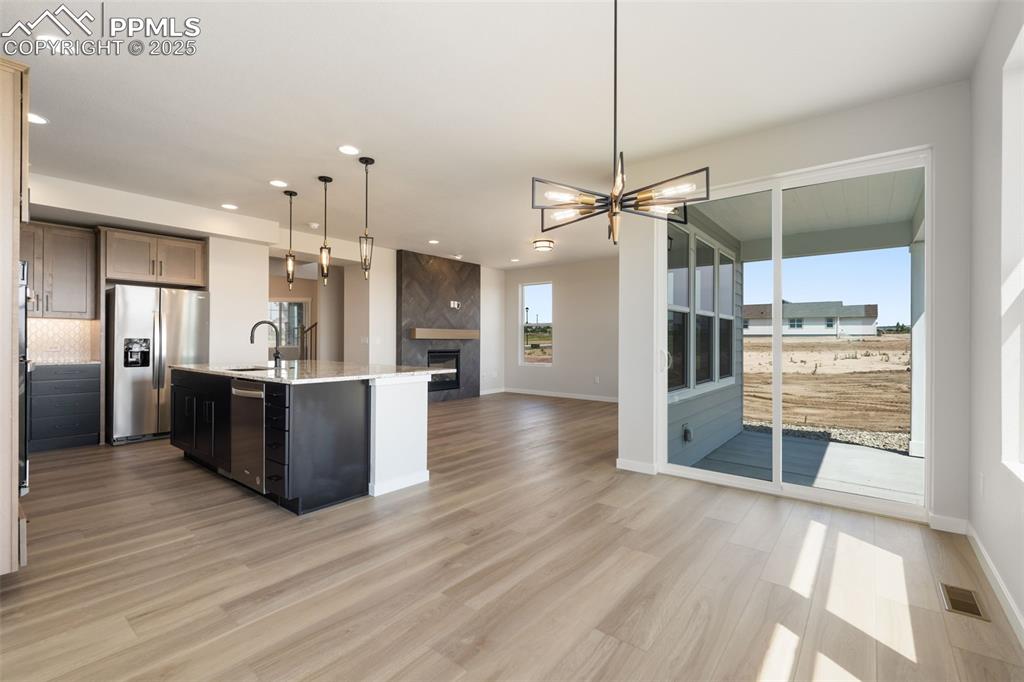 Image 19 of 50: Kitchen