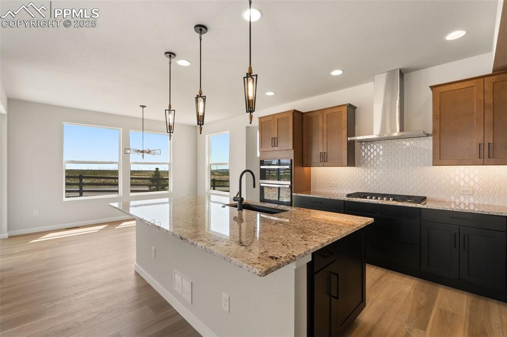 Image 7 of 50: Kitchen