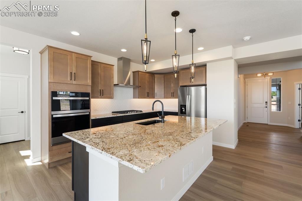 Image 8 of 50: Kitchen