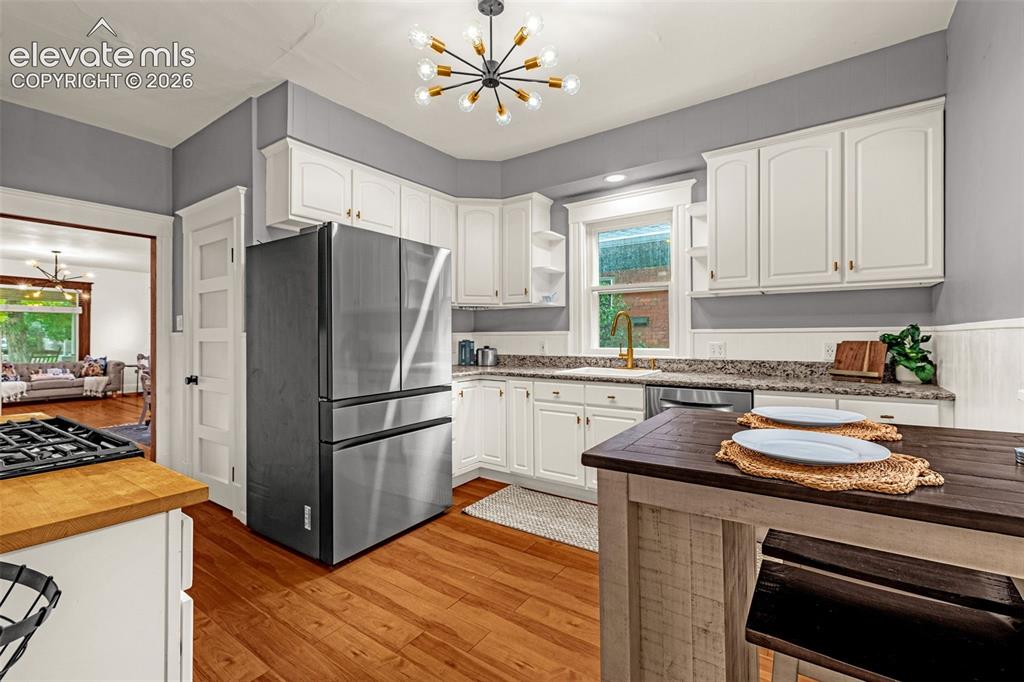 Image 14 of 49: Kitchen