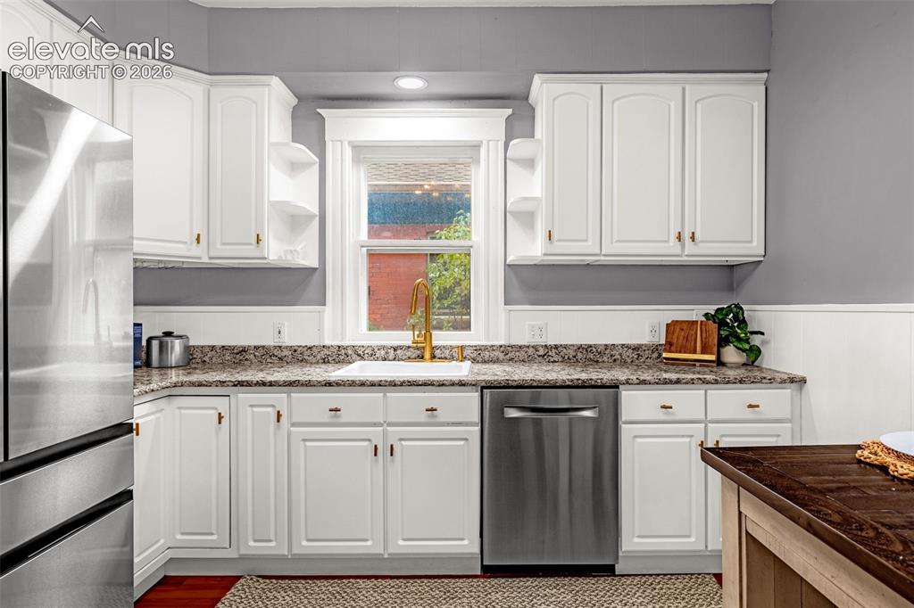 Image 15 of 49: Kitchen