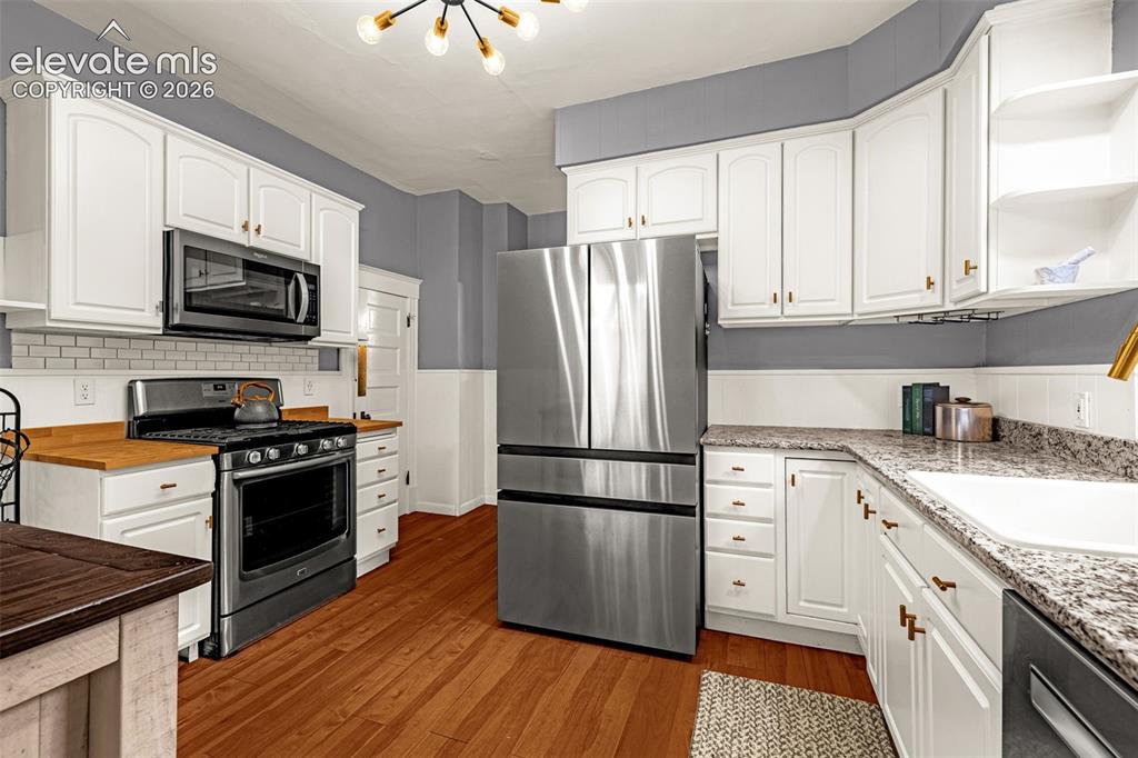 Image 16 of 49: Kitchen