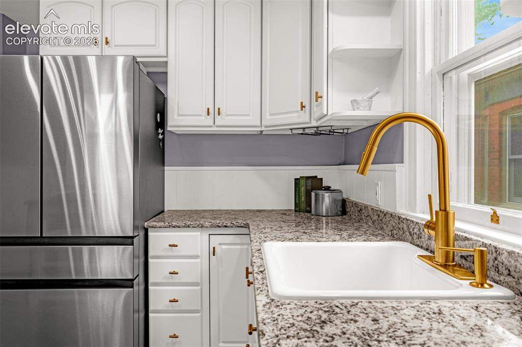 Image 17 of 49: Kitchen