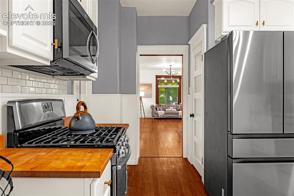 Image 18 of 49: Kitchen