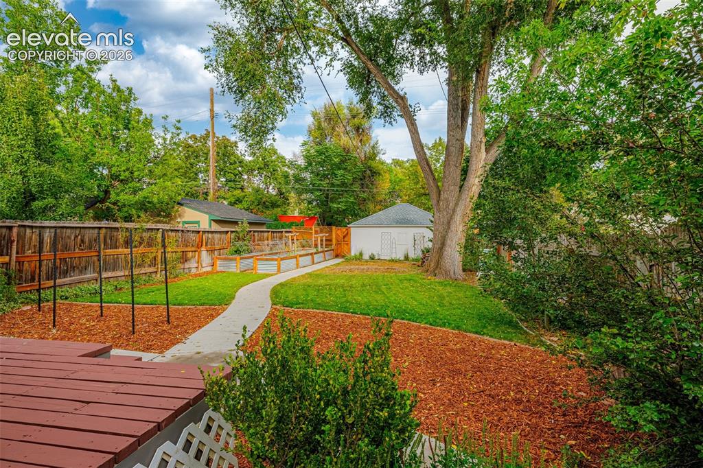 Image 4 of 49: Yard
