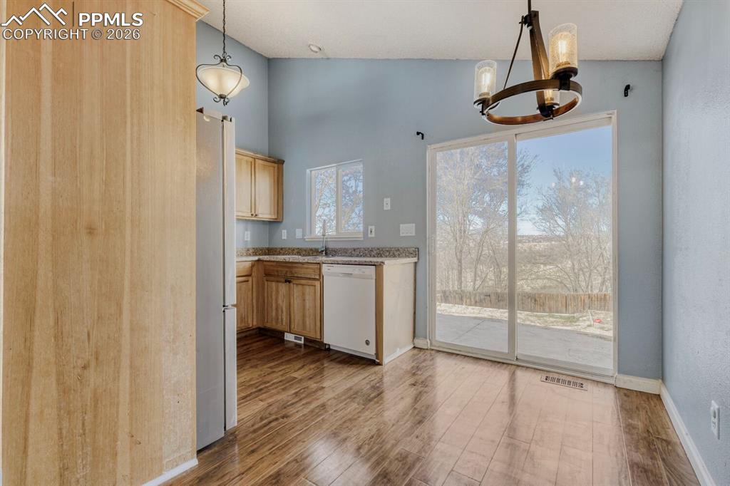 Image 16 of 41: Kitchen