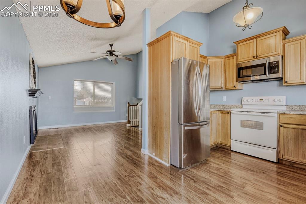 Image 17 of 41: Kitchen