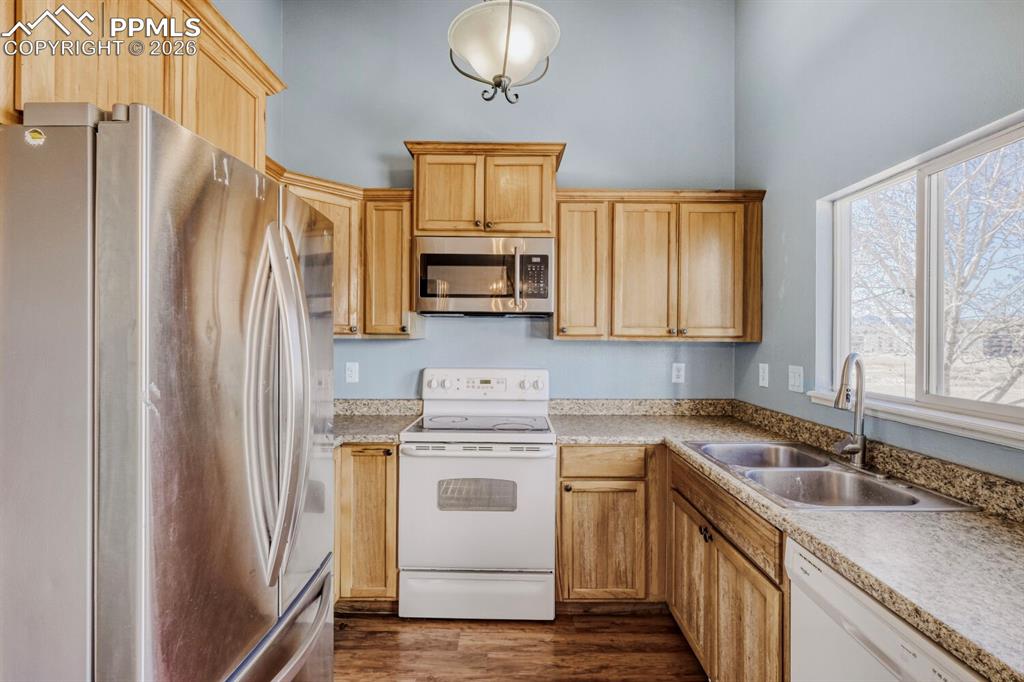 Image 19 of 41: Kitchen