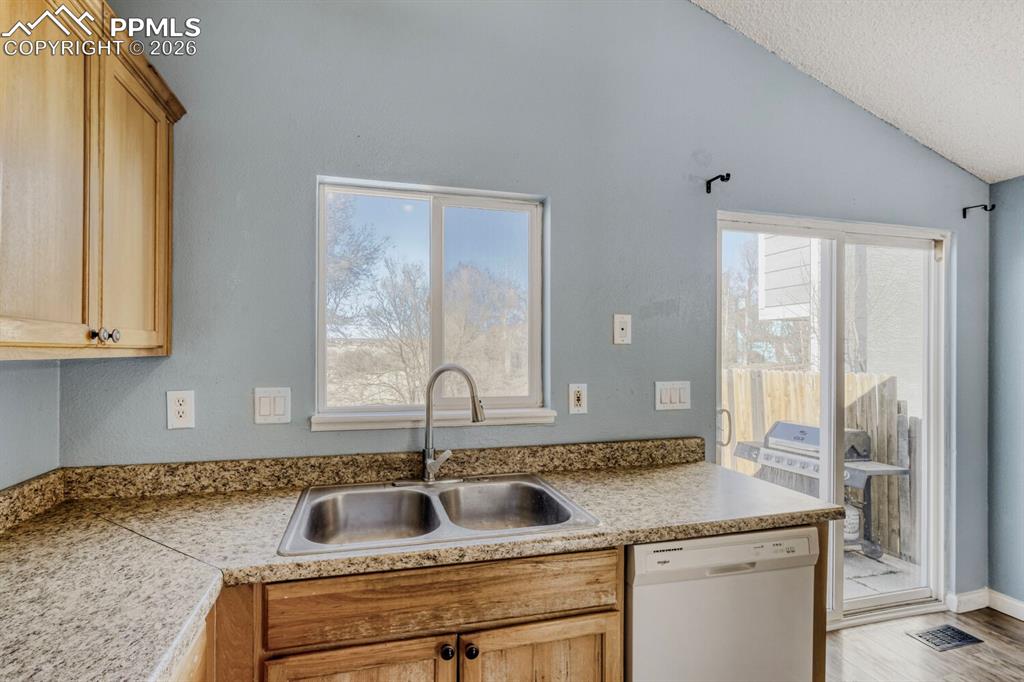 Image 22 of 41: Kitchen