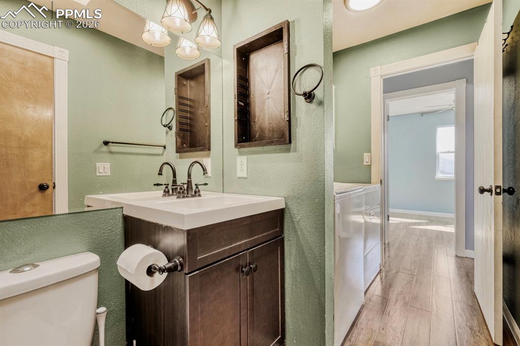 Image 27 of 41: Bathroom