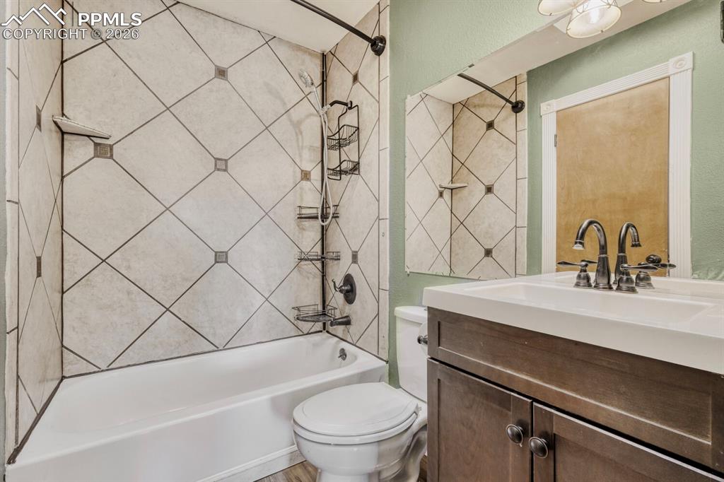 Image 35 of 41: Bathroom