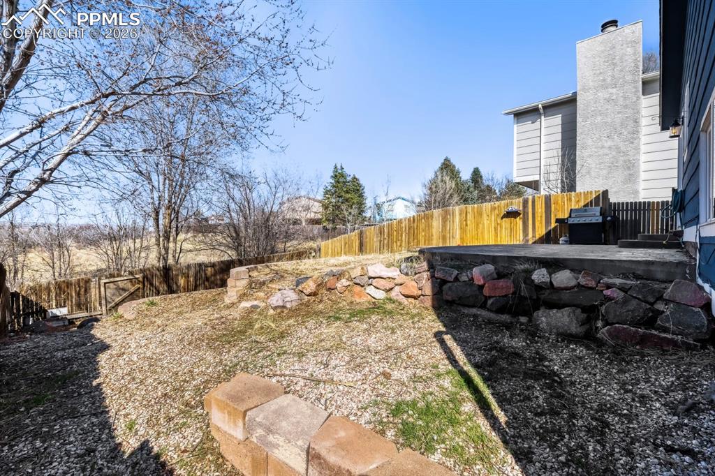 Image 38 of 41: Yard