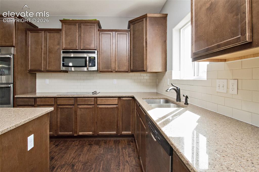 Image 13 of 39: Kitchen