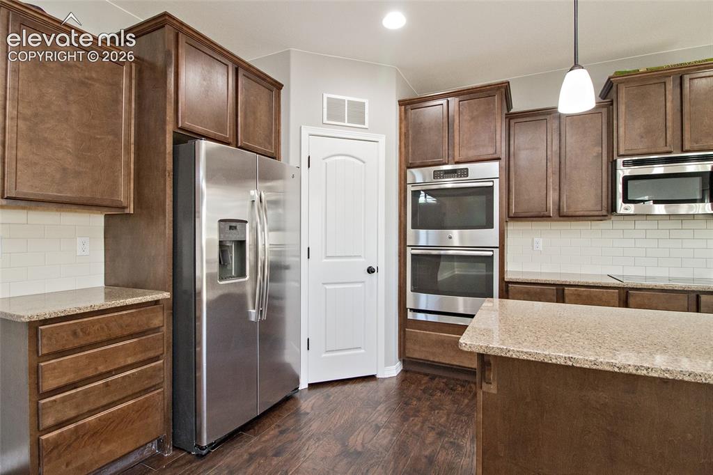 Image 9 of 39: Kitchen