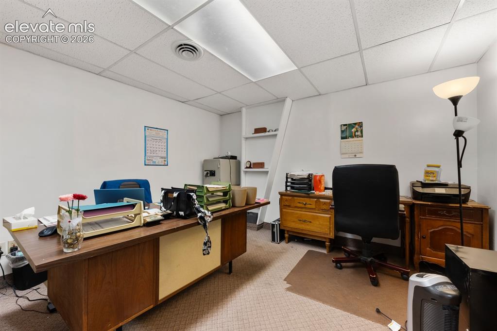 Image 14 of 50: Private office