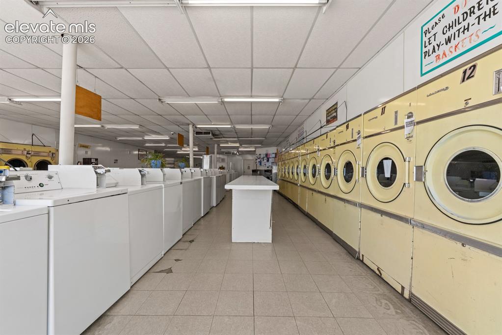 Image 4 of 50: Laundromat