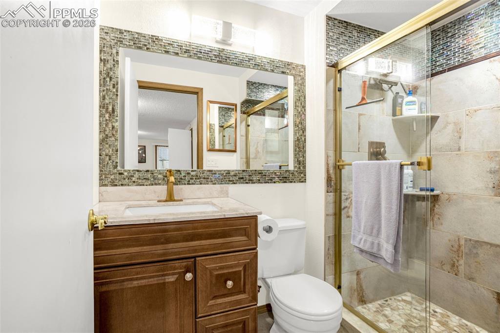 Image 16 of 22: Bathroom