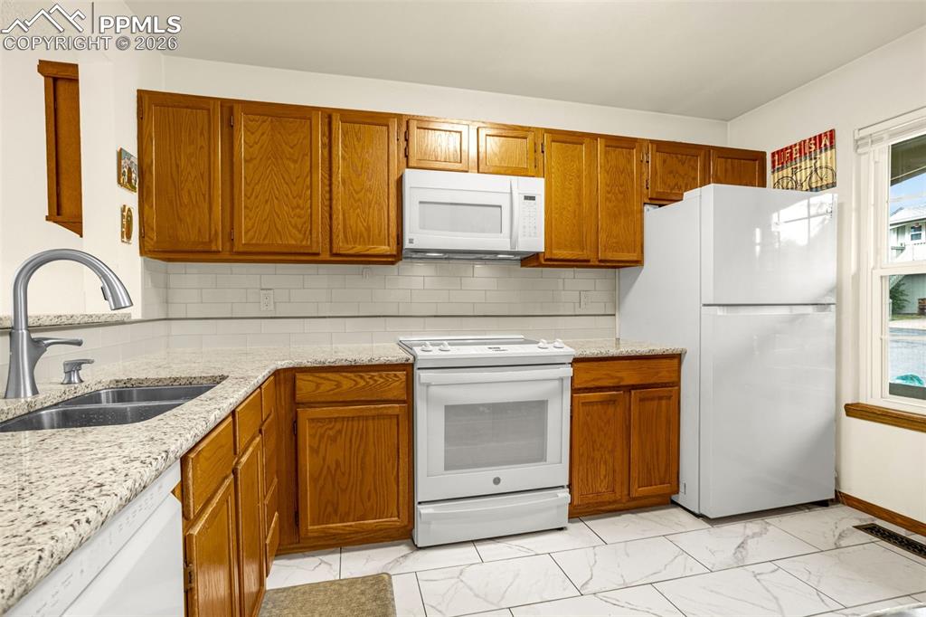 Image 5 of 22: Kitchen