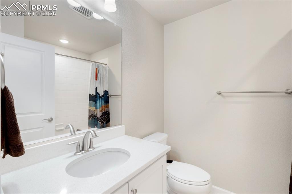 Image 21 of 24: Full bathroom on the upper level