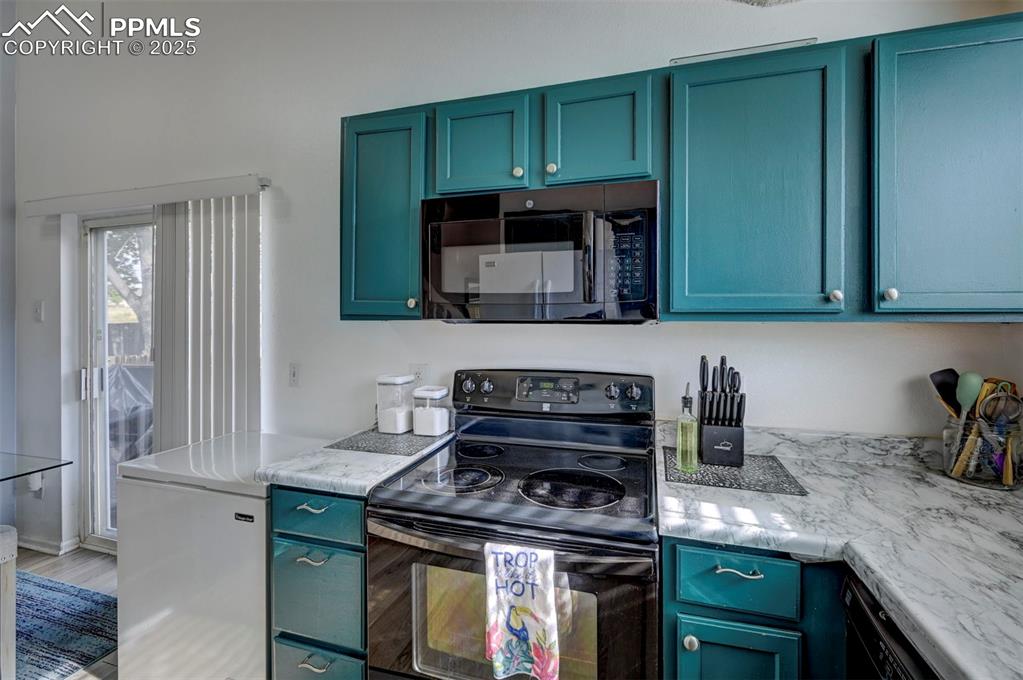 Image 10 of 31: Kitchen