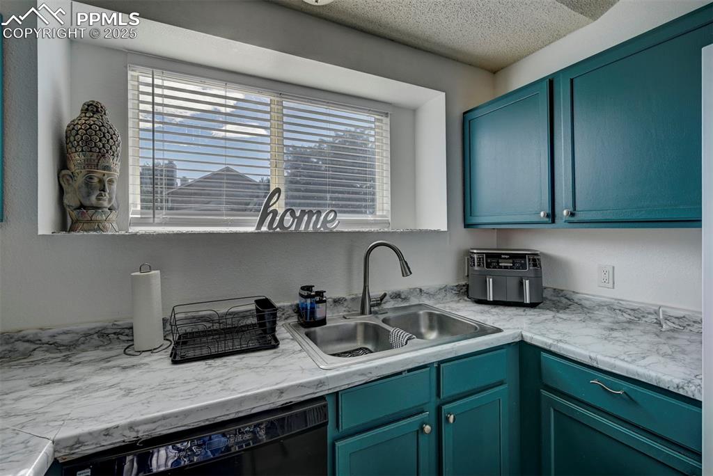 Image 11 of 31: Kitchen