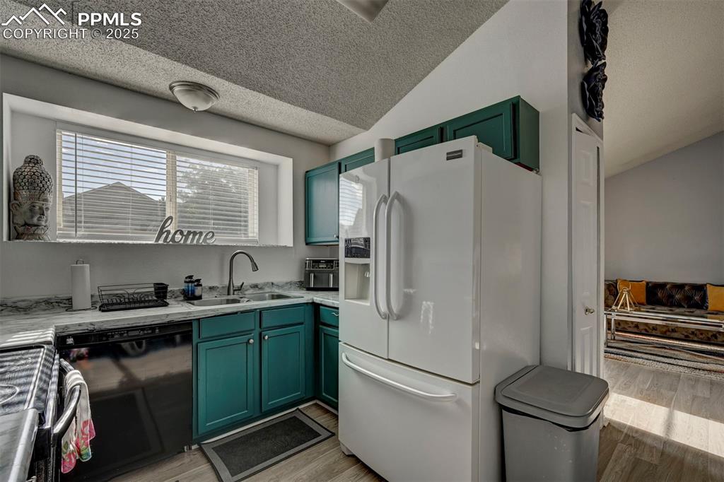 Image 12 of 31: Kitchen