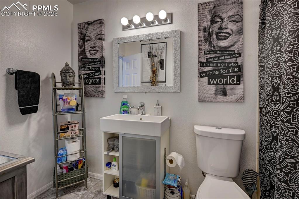 Image 16 of 31: Bathroom