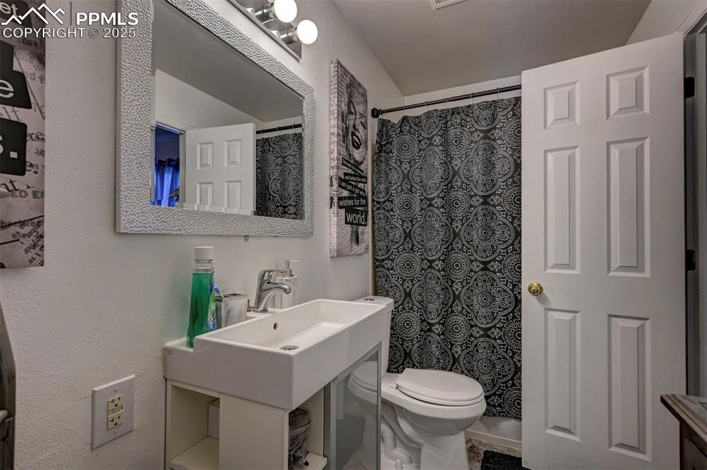Image 17 of 31: Bathroom