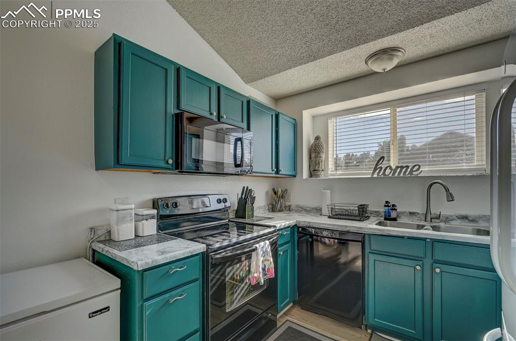 Image 9 of 31: Kitchen