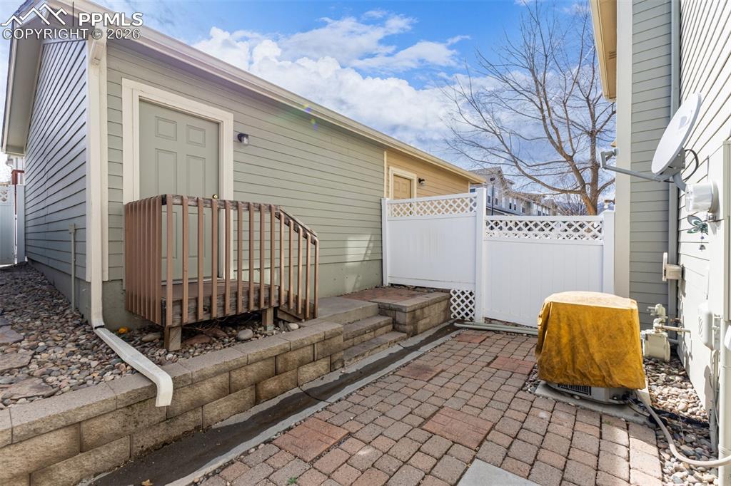 Image 26 of 33: Third bedroom with plenty of naturaly lighting 