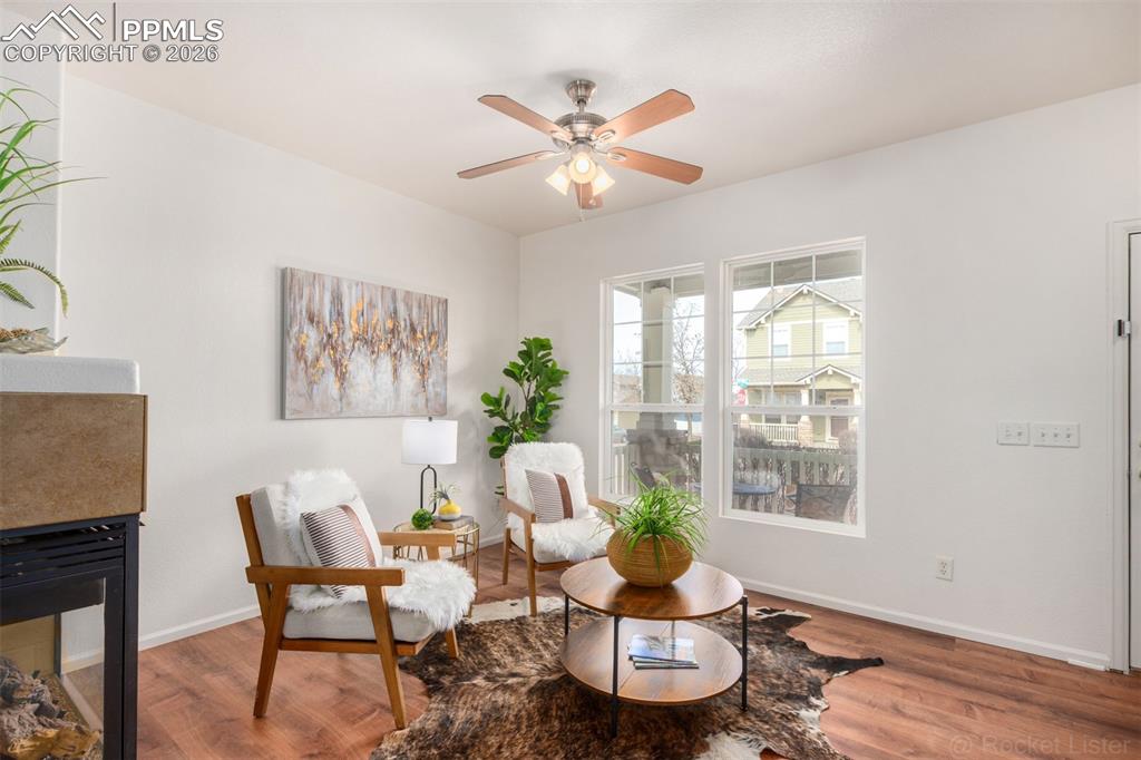 Image 4 of 33: Ample natural lighting