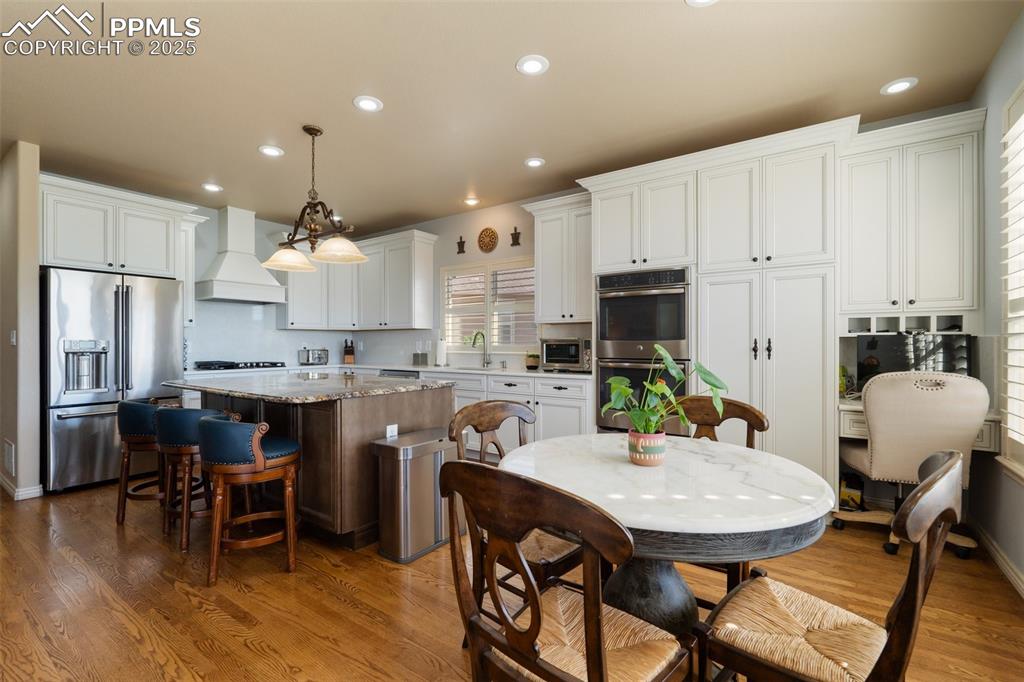 Image 10 of 45: Kitchen