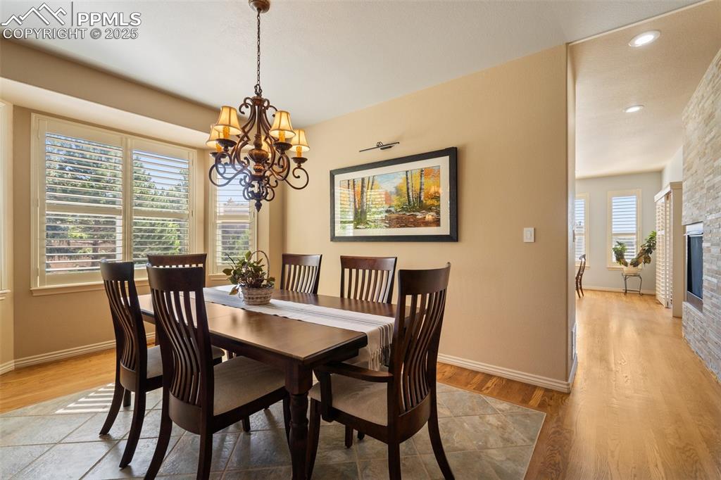 Image 16 of 45: Dining Area