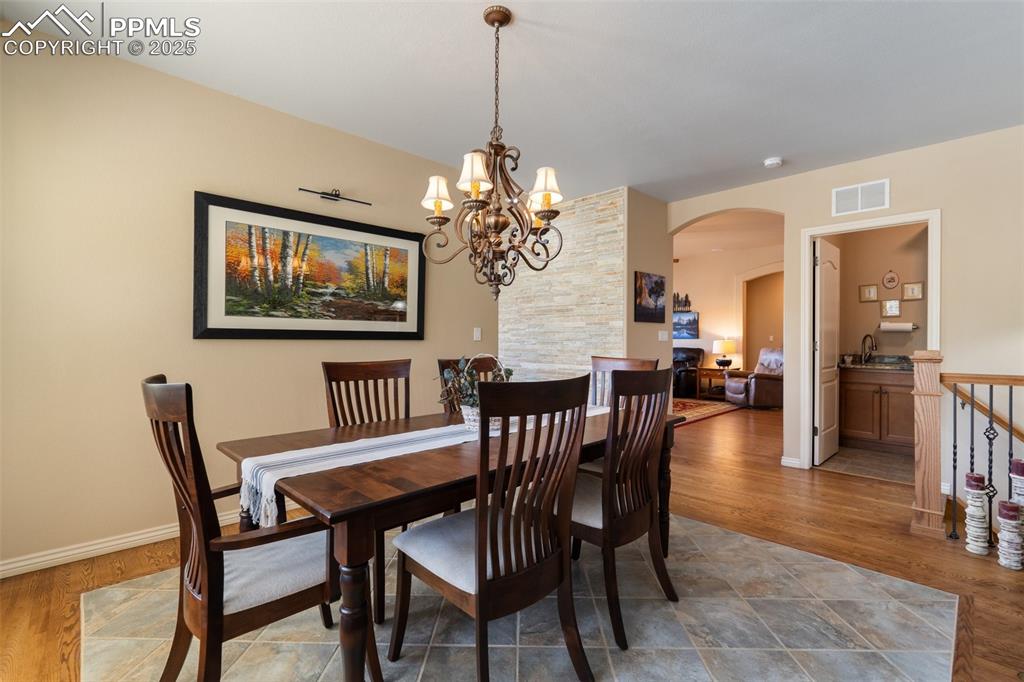 Image 18 of 45: Dining Area
