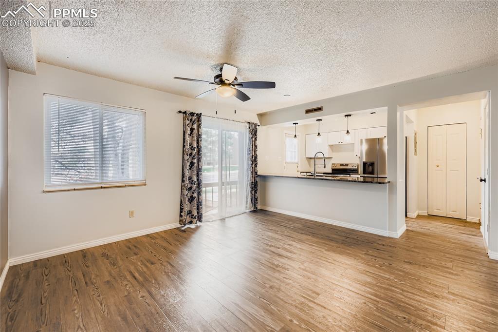 Image 10 of 29: Great Room
