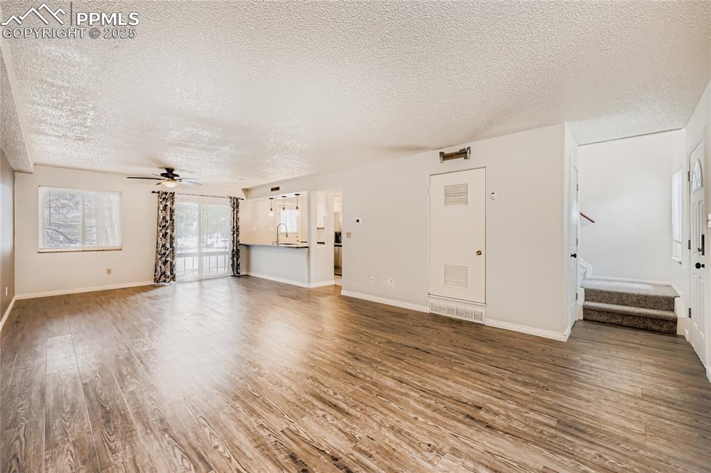 Image 14 of 29: Great Room