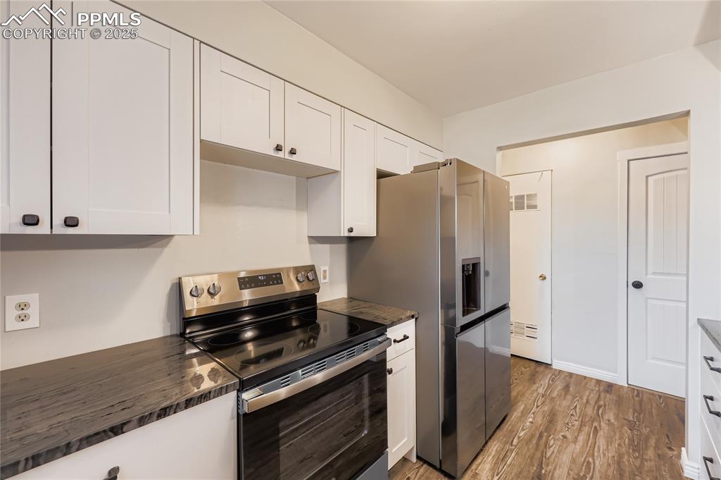 Image 9 of 29: Kitchen